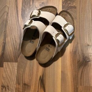Cream/white ish Birkenstocks